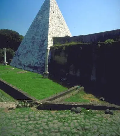 Otel Aabacus Pyramid House *